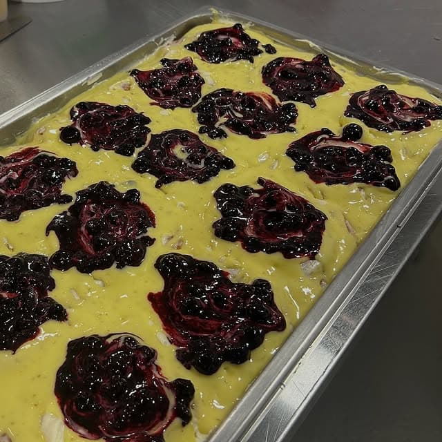 Cannelle, confiture de bleuet maison, lemon curd soyeux.